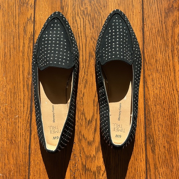 Time and Tru memory foam 6w silver stud and black shoes - Picture 4 of 5
